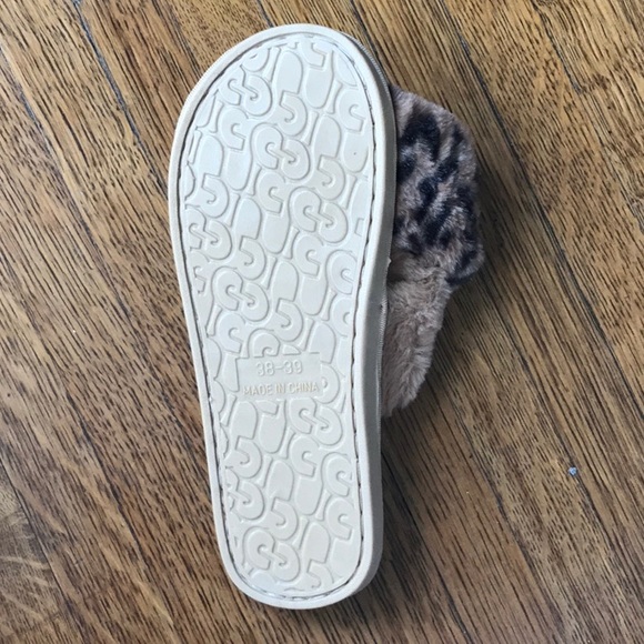 🔅SALE Furry slippers - Picture 4 of 7